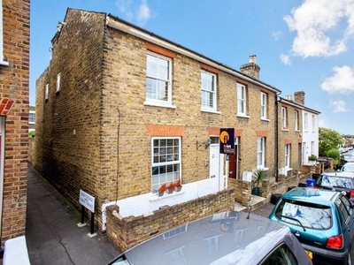 Terraced house to rent in Albert Road, Richmond TW10