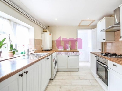 Terraced house to rent in Grove Road, Grays RM17