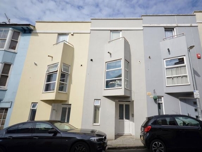 Terraced house to rent in Little Western Street, Hove BN3