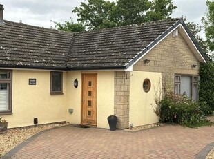 Detached bungalow to rent in Lawton Avenue, Carterton OX18