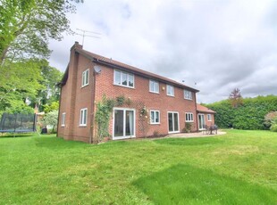Detached house to rent in Queensborough Drive, Caversham, Reading RG4