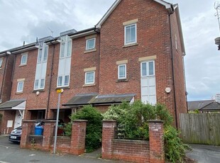 End terrace house to rent in Yew Street, Manchester M15