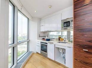 Flat in Ontario Tower, Canary Wharf, E14