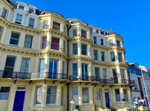 Flat to rent in 10 Queens Gardens, Eastbourne BN21
