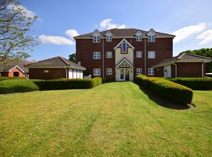 Flat to rent in Bewick Gardens, Chichester PO19