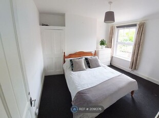 Flat to rent in Boundary Road, Newbury RG14