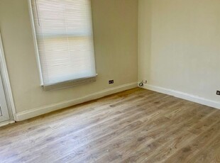 Flat to rent in Britannia Road, Westcliff-On-Sea SS0