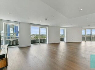 Flat to rent in Cassini Tower, White City Living W12