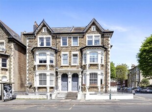 Flat to rent in Cromwell Road, Hove BN3