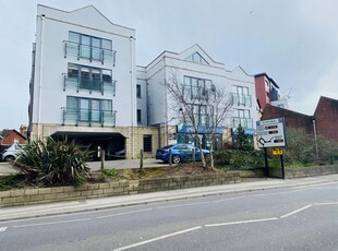 Flat to rent in Denmark Road, Poole BH15
