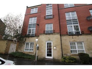 Flat to rent in Elbe Street, Leith EH6