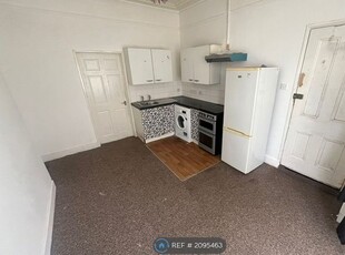 Flat to rent in Elgin Road, Ilford IG3