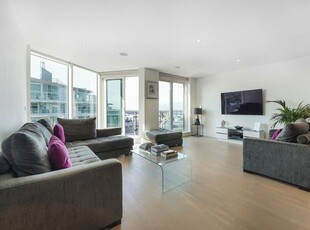 Flat to rent in Ensign House, Battersea Reach SW18