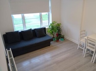 Flat to rent in Florida Court, Station Approach, Staines TW18
