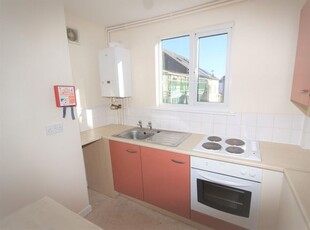 Flat to rent in Fore Street, Cullompton, Devon EX15