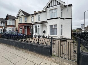 Flat to rent in Green Lane, Ilford IG3