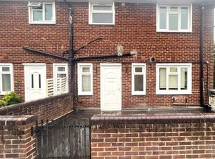 Flat to rent in High Street, Shepperton TW17
