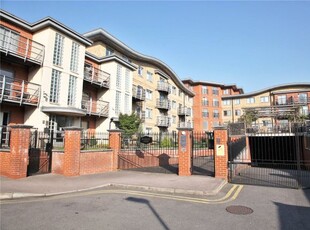 Flat to rent in Jubilee Square, Reading RG1