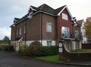 Flat to rent in Ladbroke Road, Redhill RH1
