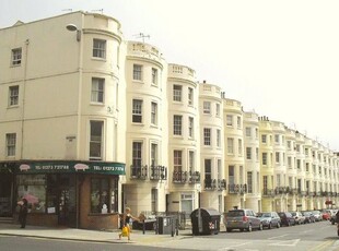 Flat to rent in Lansdowne Place, Hove BN3