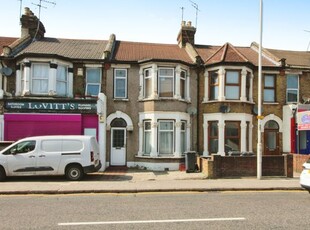 Flat to rent in Ley Street, Ilford IG1