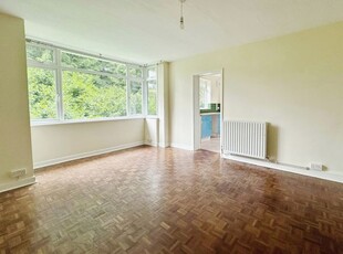 Flat to rent in London Road, Redhill RH1