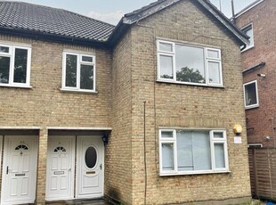 Flat to rent in Madeira Grove, Woodford Green IG8