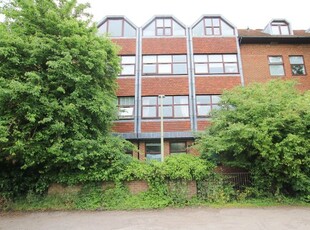 Flat to rent in Market Place, Wokingham RG40