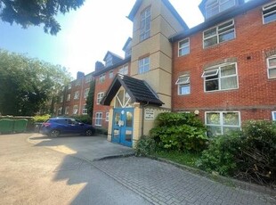 Flat to rent in Muirfield Close, Reading RG1