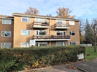 Flat to rent in Oakdene Court, Walton-On-Thames KT12
