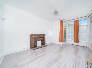 Flat to rent in Oakleigh Park North, London N20