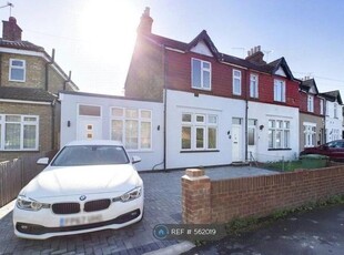 Flat to rent in Oaks Road, Stanwell Village TW19