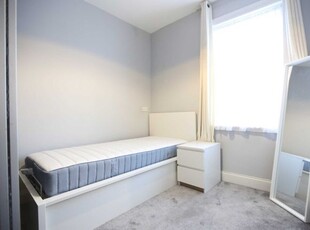 Flat to rent in Pembroke Road, Ilford IG3