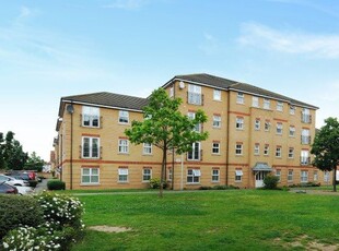 Flat to rent in Piper Way, Ilford IG1