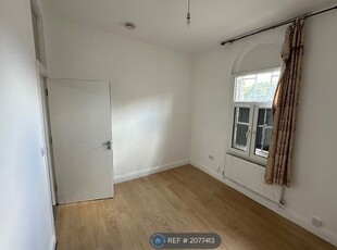 Flat to rent in Rainham Road RM108Ah, RM10