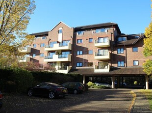 Flat to rent in Ray Park Road, Maidenhead SL6