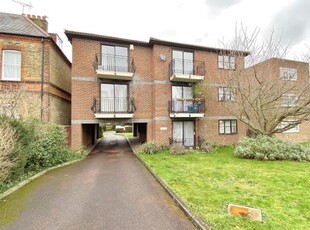 Flat to rent in Rosefield, The Park, Sidcup DA14