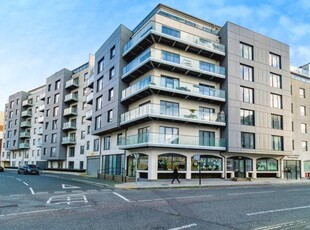 Flat to rent in Royal Crescent Road, Southampton SO14