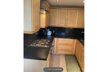 Flat to rent in Rutland Place, Bushey WD23