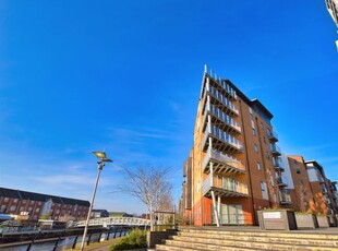 Flat to rent in Ship Wharf, Colchester CO2