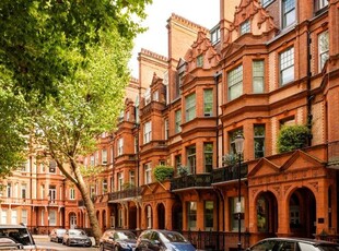 Flat to rent in Sloane Gardens, London SW1W