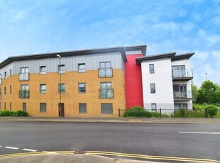 Flat to rent in Station Road South, Southwater, Horsham RH13