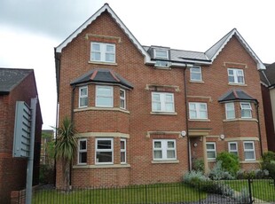 Flat to rent in Stoke Road, Guildford GU1