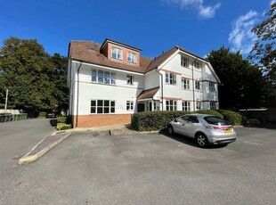 Flat to rent in Two Rivers Way, Newbury RG14