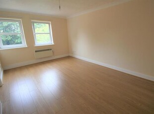 Flat to rent in Underwood House, Bedford MK40