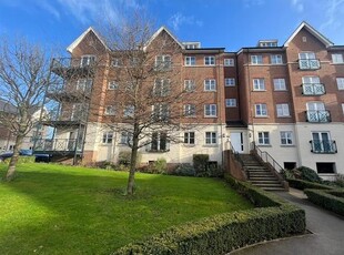 Flat to rent in Viridian Square, Aylesbury HP21