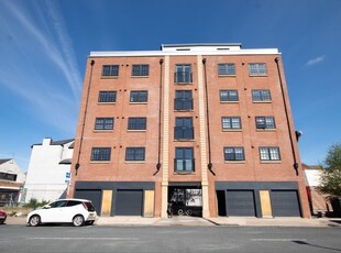 Flat to rent in Wellington Street, Hull HU1