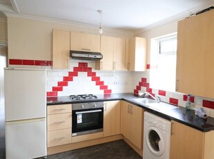 Flat to rent in West End Street, High Wycombe HP11