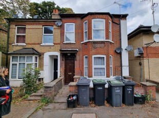 Maisonette to rent in Grove Road, Luton, Bedfordshire LU1