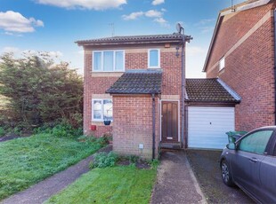 Maisonette to rent in Hardy Close, Cippenham, Slough SL1